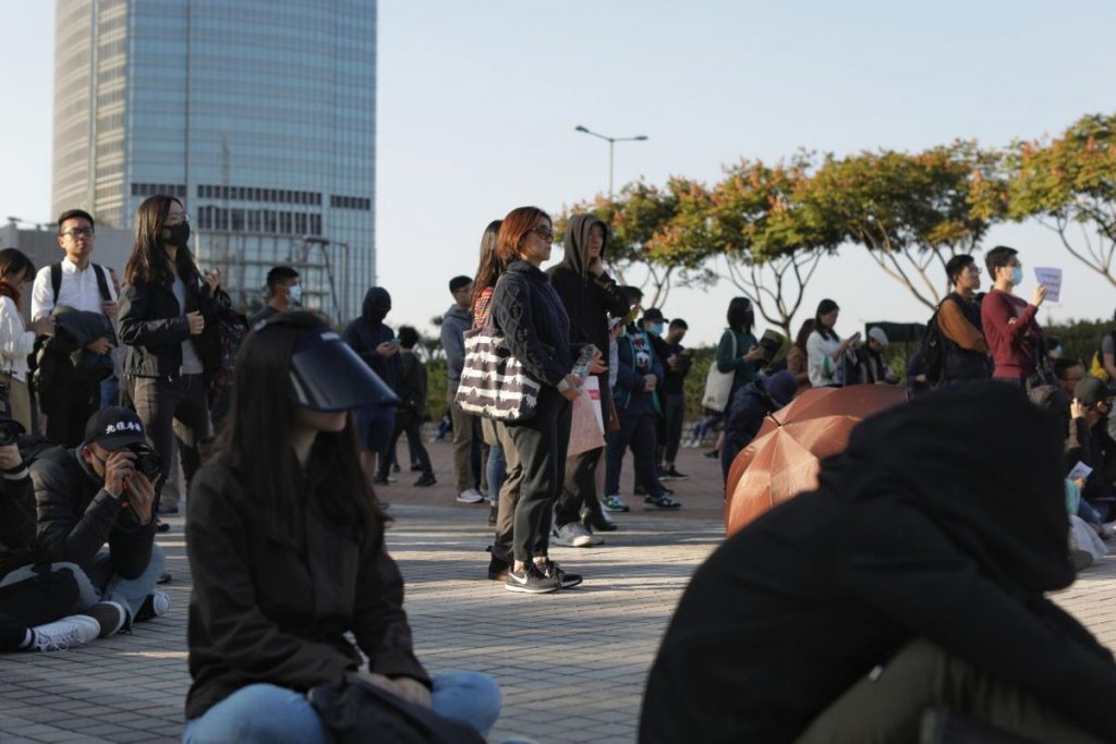 People dressed in black, sitting and standing at the 'Stand with Yuli' rally. Courtesy of 惟工新聞 Worker News. 